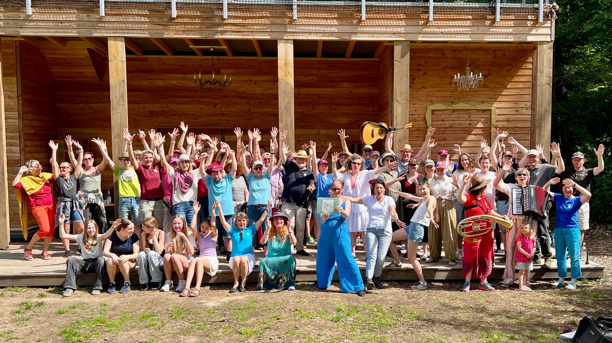 Jubelndes Ensemble auf der Hauptbühne des FreilichtWanderTheaters